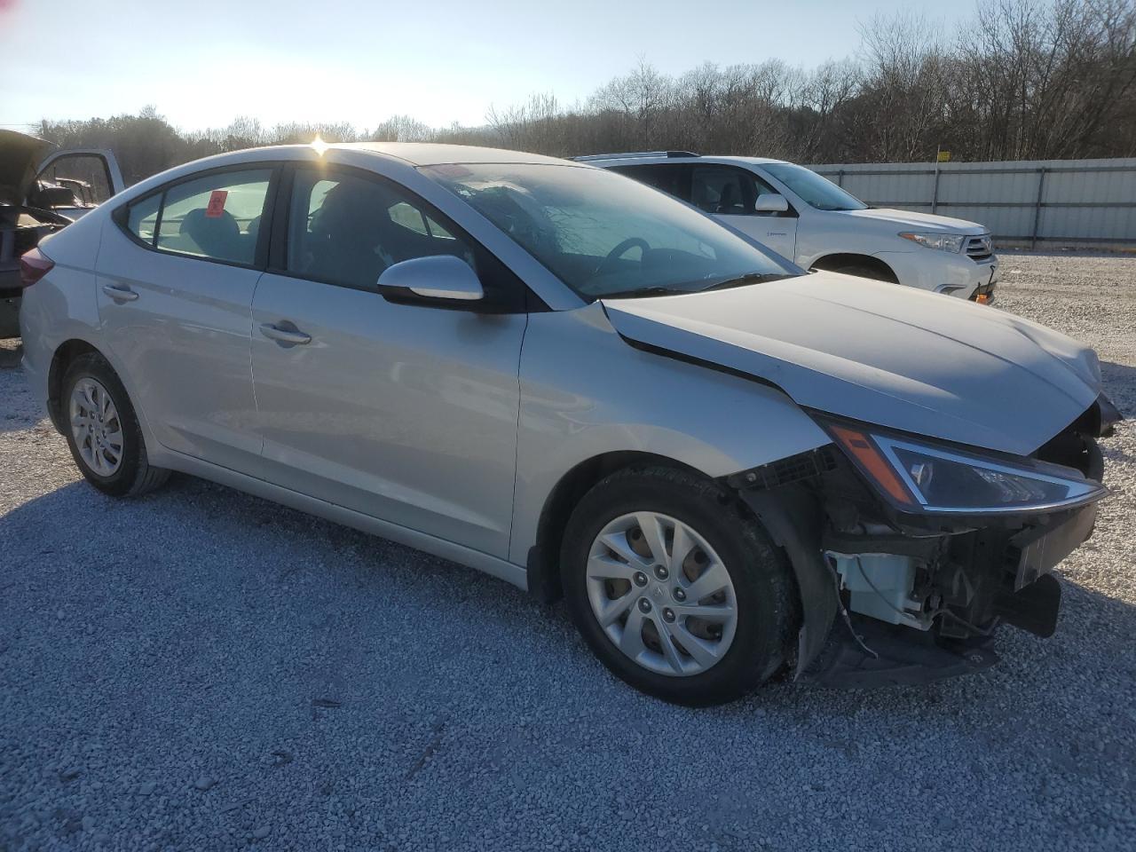 2019 HYUNDAI ELANTRA SE - Image 4
