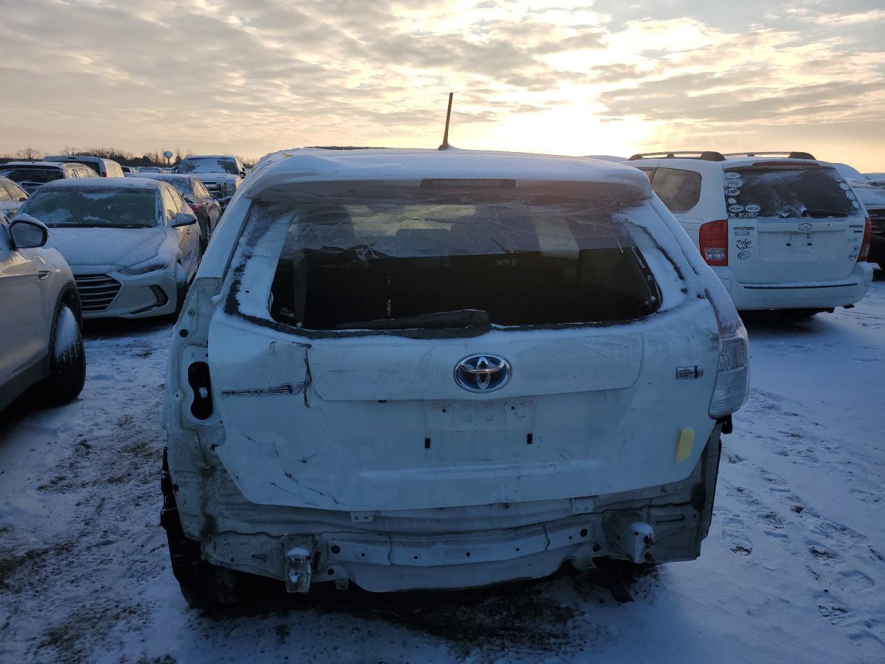 2015 TOYOTA PRIUS V - Фото 6