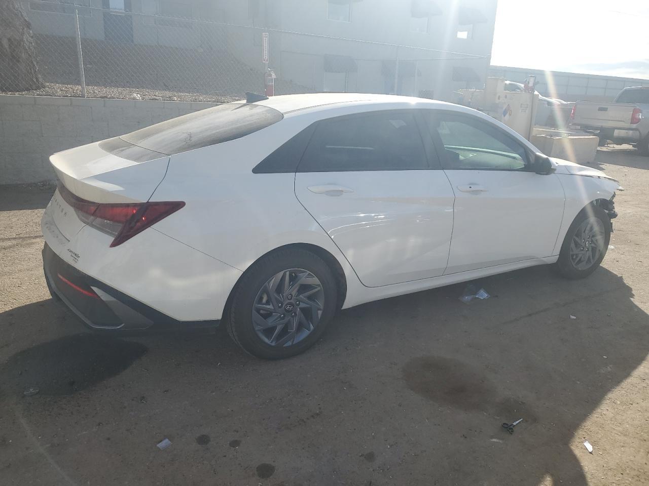 2024 HYUNDAI ELANTRA SE - Фото 3