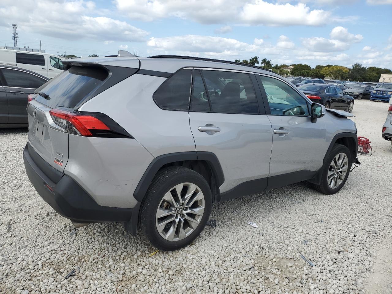 2022 TOYOTA RAV4 XLE P - Фото 3
