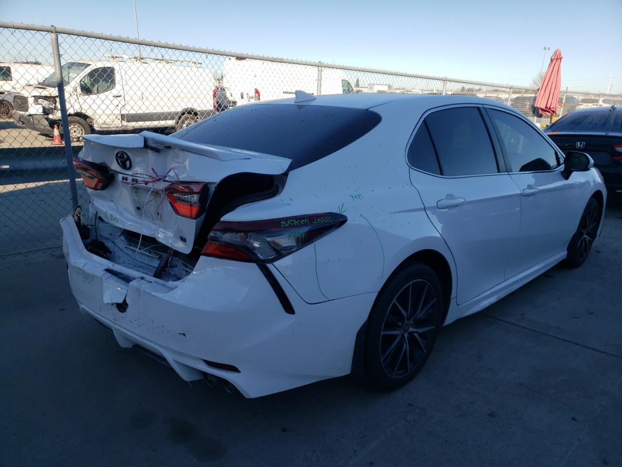 2021 TOYOTA CAMRY SE - Фото 3