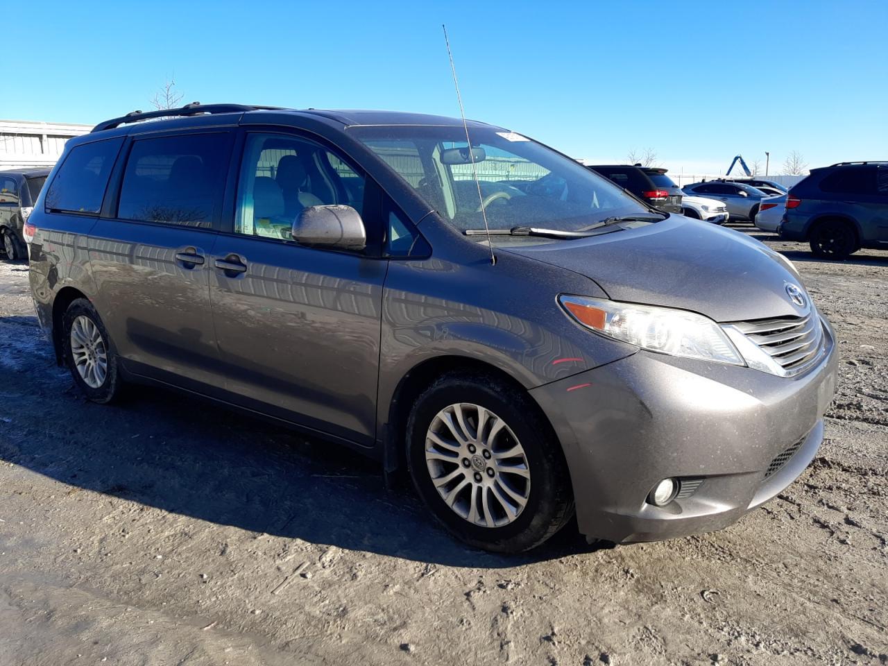 2011 TOYOTA SIENNA XLE - Image 4