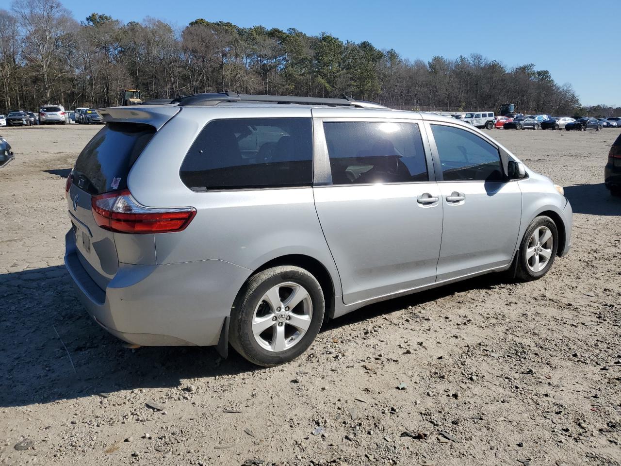 2015 TOYOTA SIENNA LE - Фото 3
