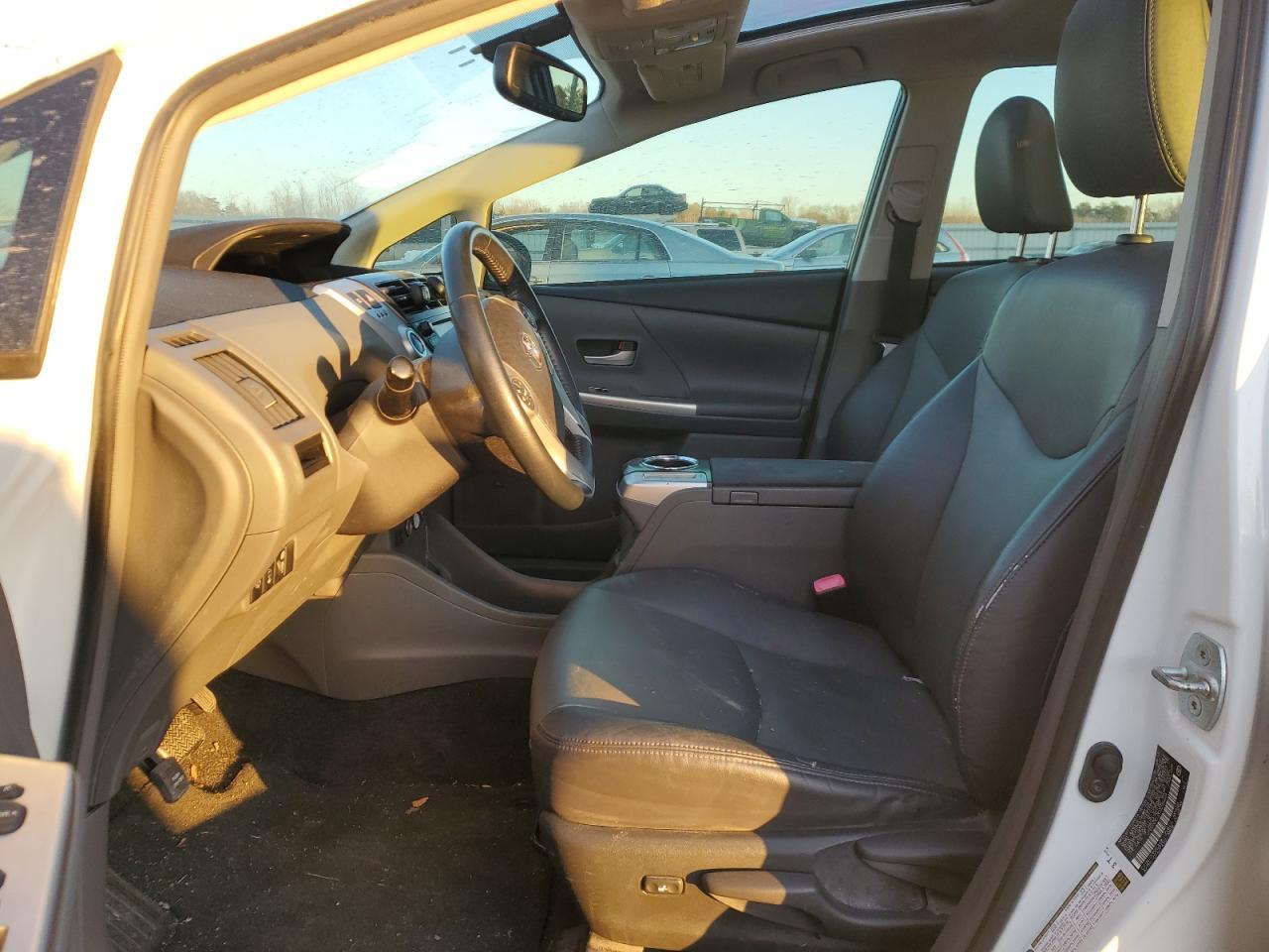 2013 TOYOTA PRIUS V - Image 7