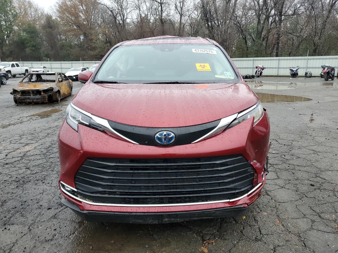 2023 TOYOTA SIENNA XLE - Фото 5
