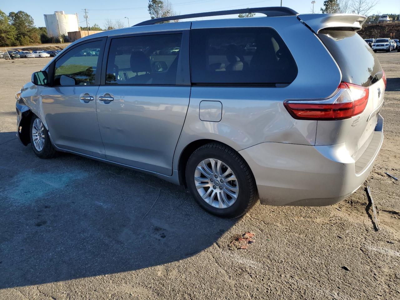 2015 TOYOTA SIENNA XLE - Фото 2