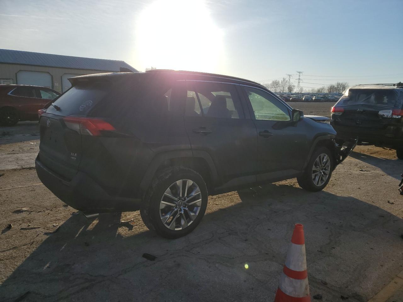 2019 TOYOTA RAV4 XLE P - Фото 3