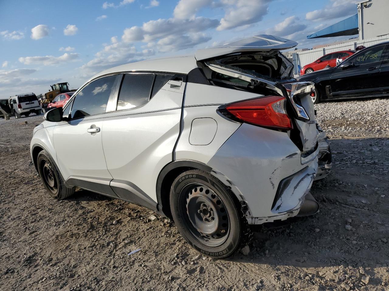 2021 TOYOTA C-HR XLE - Фото 2