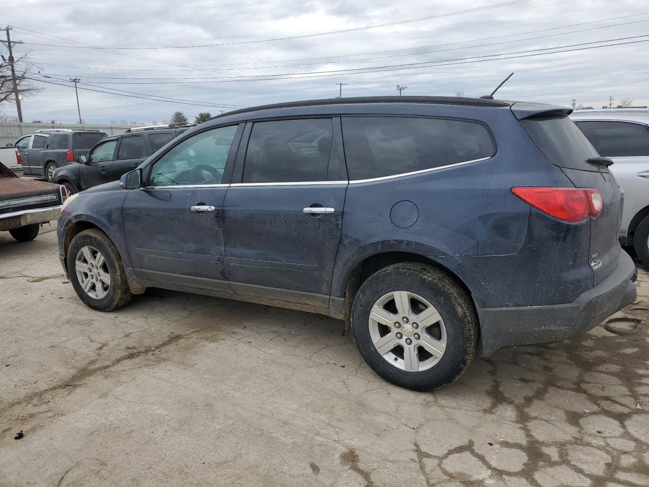 2011 CHEVROLET TRAVERSE L - Image 2