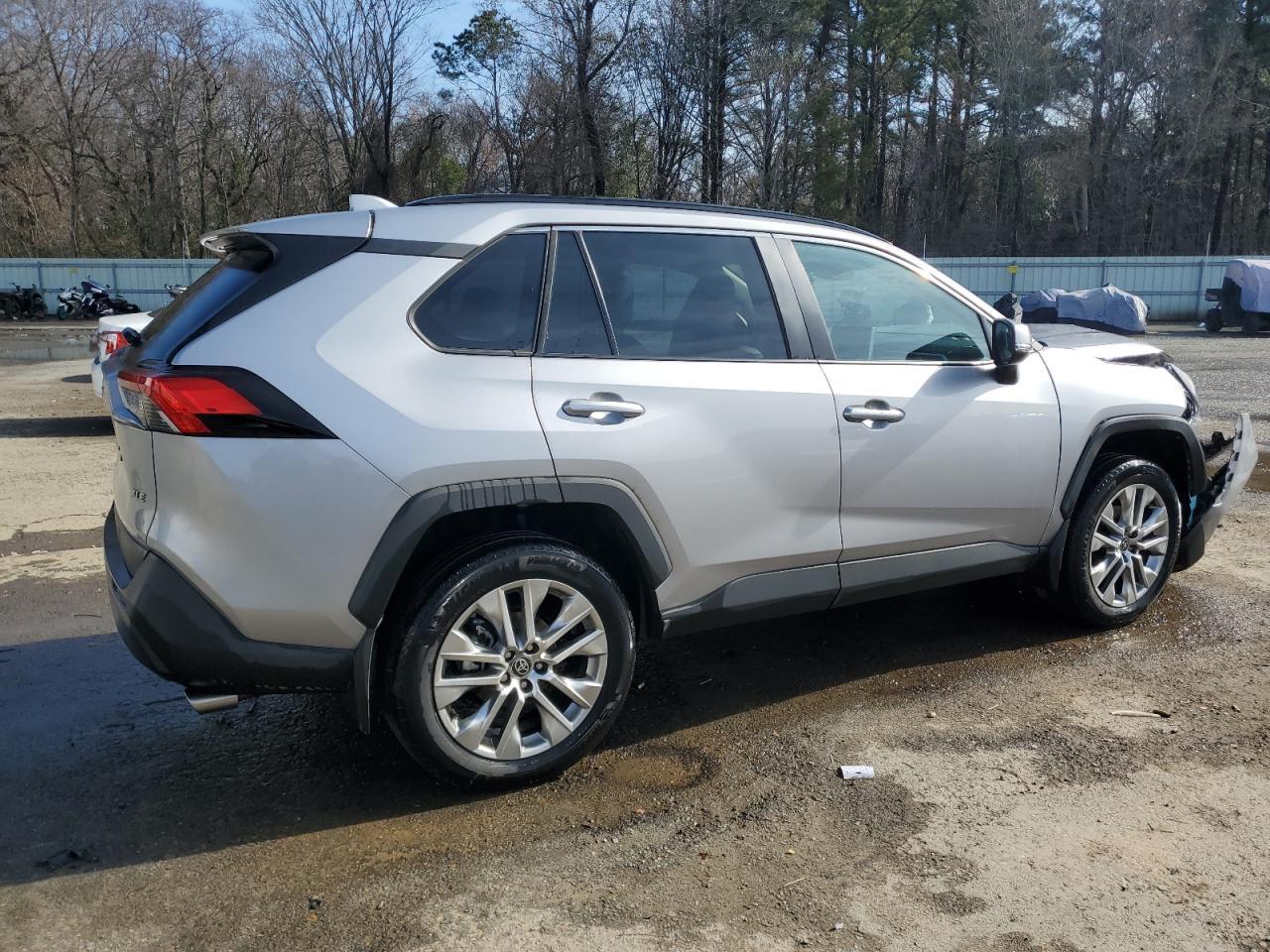 2024 TOYOTA RAV4 XLE P - Фото 3