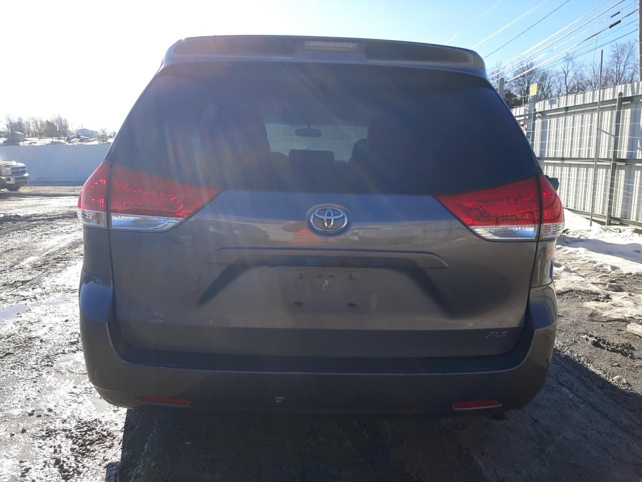 2011 TOYOTA SIENNA XLE - Image 6