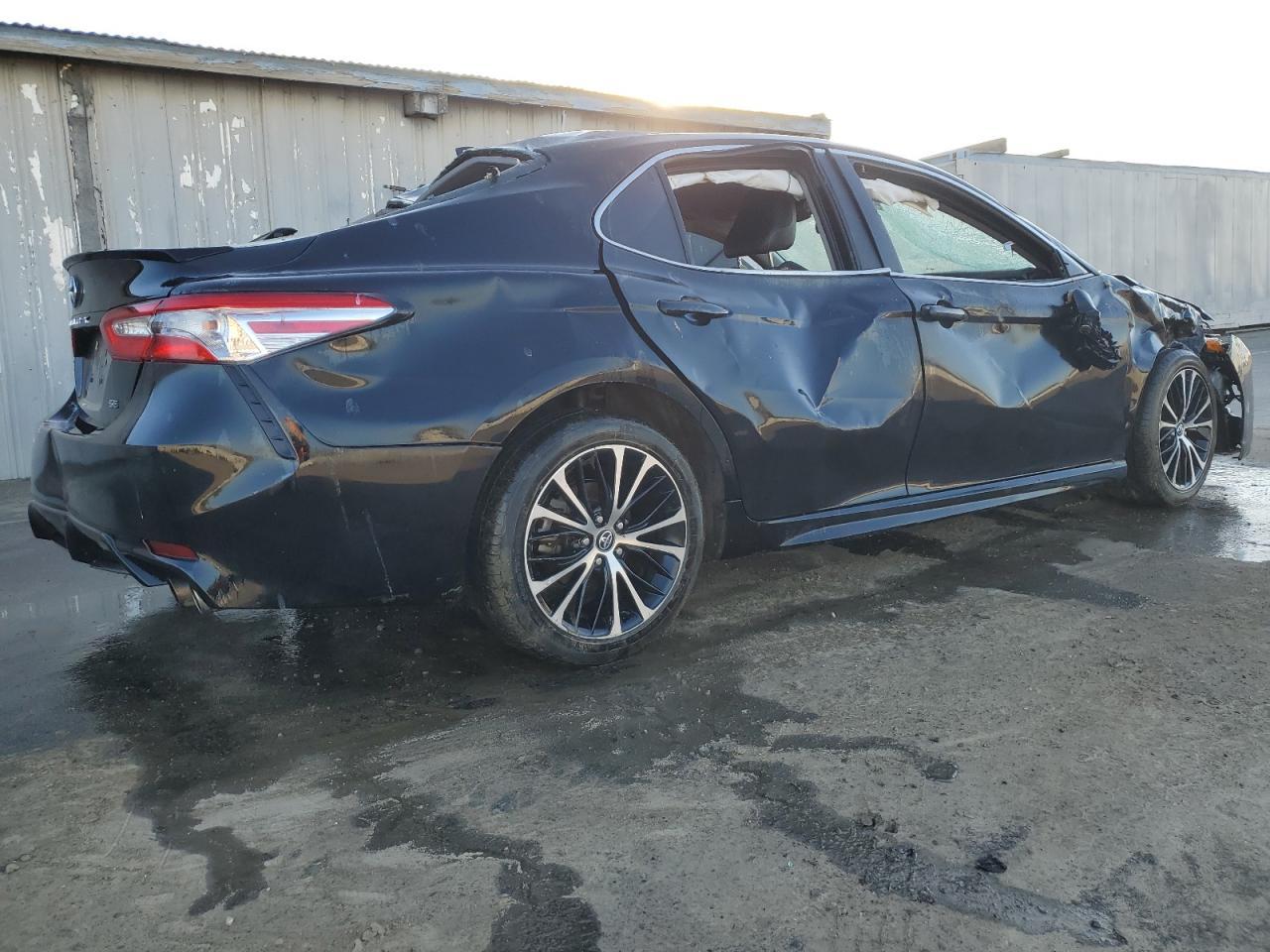 2020 TOYOTA CAMRY SE - Фото 3