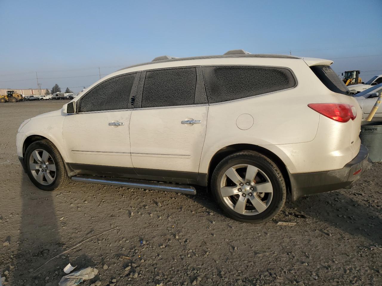 2011 CHEVROLET TRAVERSE L - Image 2