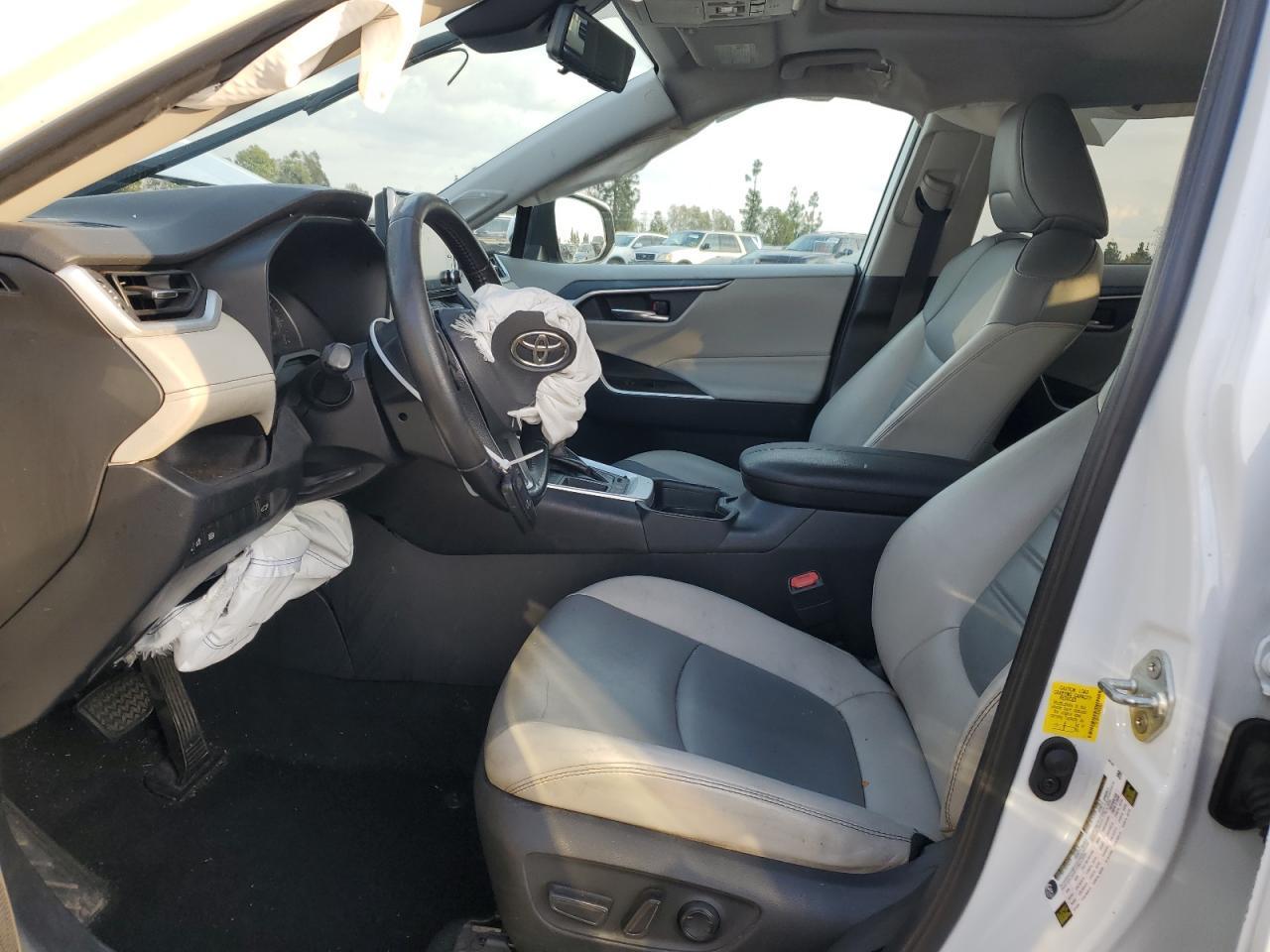 2019 TOYOTA RAV4 XLE P - Фото 7