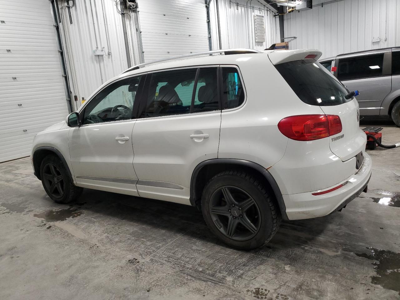 2015 VOLKSWAGEN TIGUAN S - Фото 2