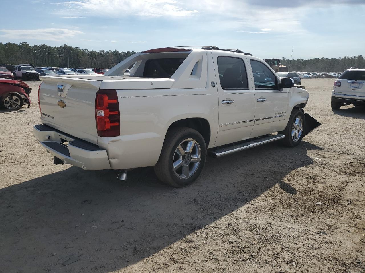 2013 CHEVROLET AVALANCHE - Фото 3