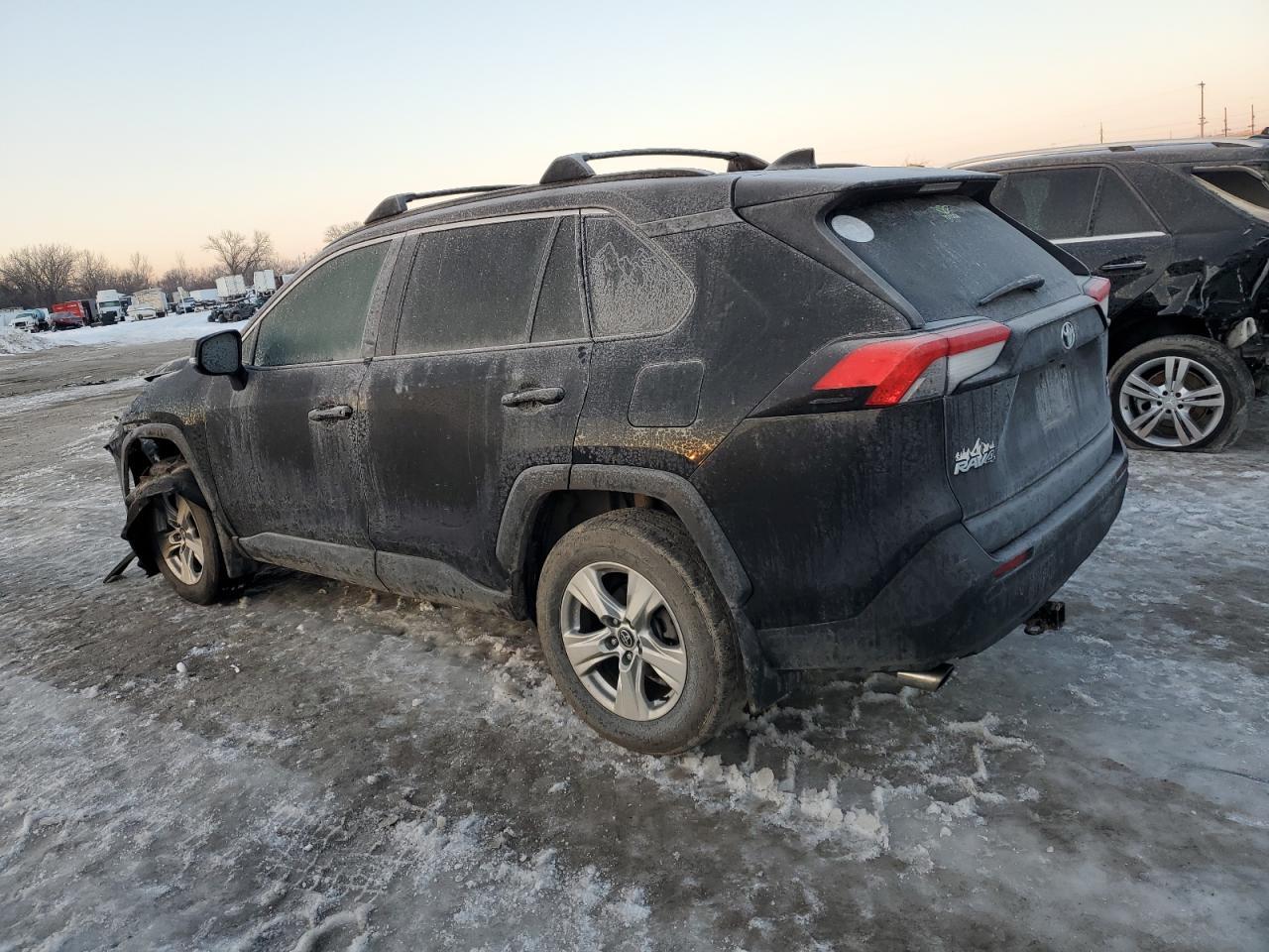 2020 TOYOTA RAV4 XLE - Фото 2