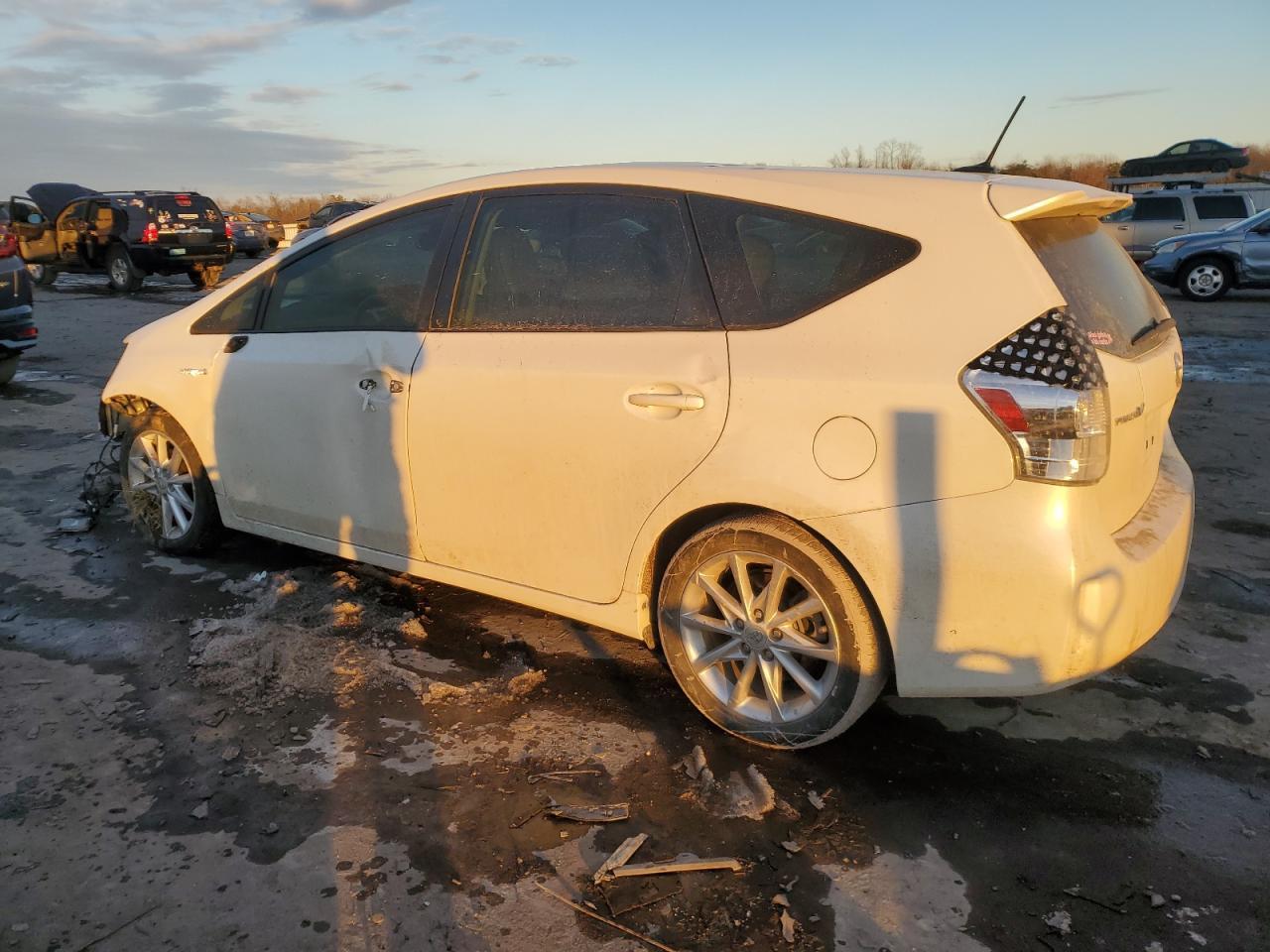 2013 TOYOTA PRIUS V - Image 2