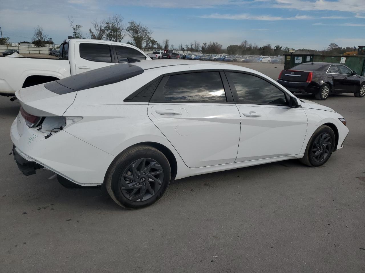 2024 HYUNDAI ELANTRA SE - Фото 3
