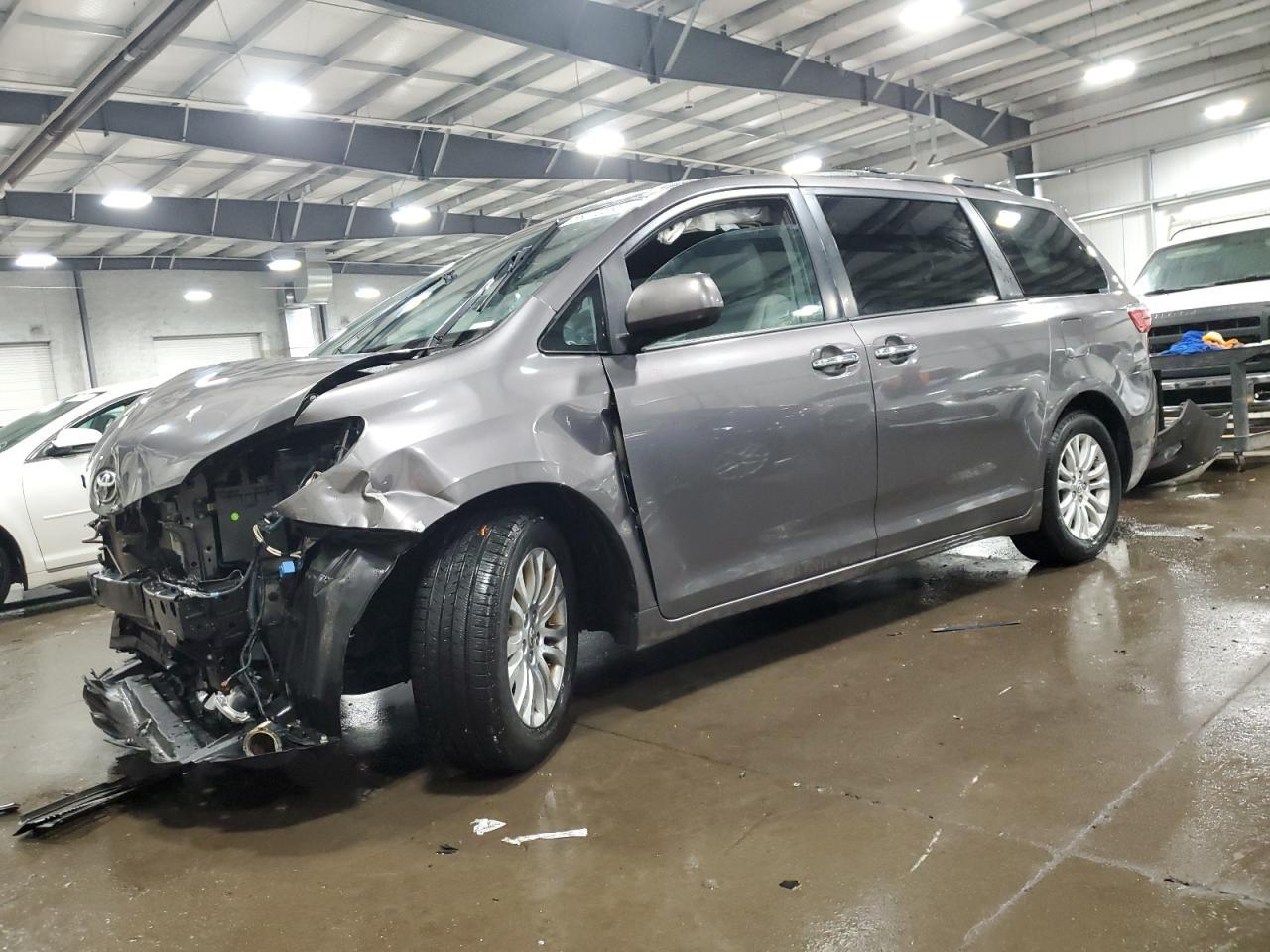 2015 TOYOTA SIENNA XLE