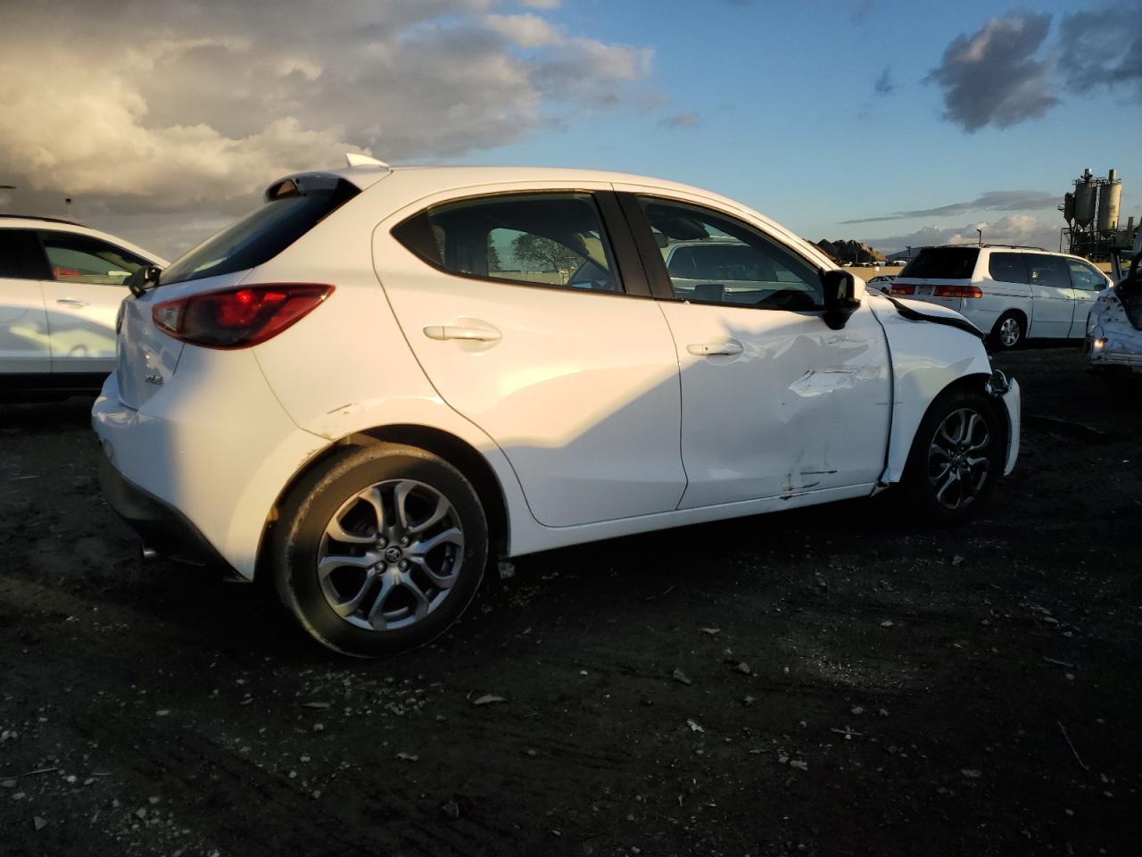 2020 TOYOTA YARIS LE - Фото 3