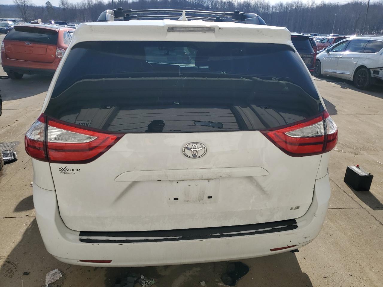 2019 TOYOTA SIENNA LE - Фото 6
