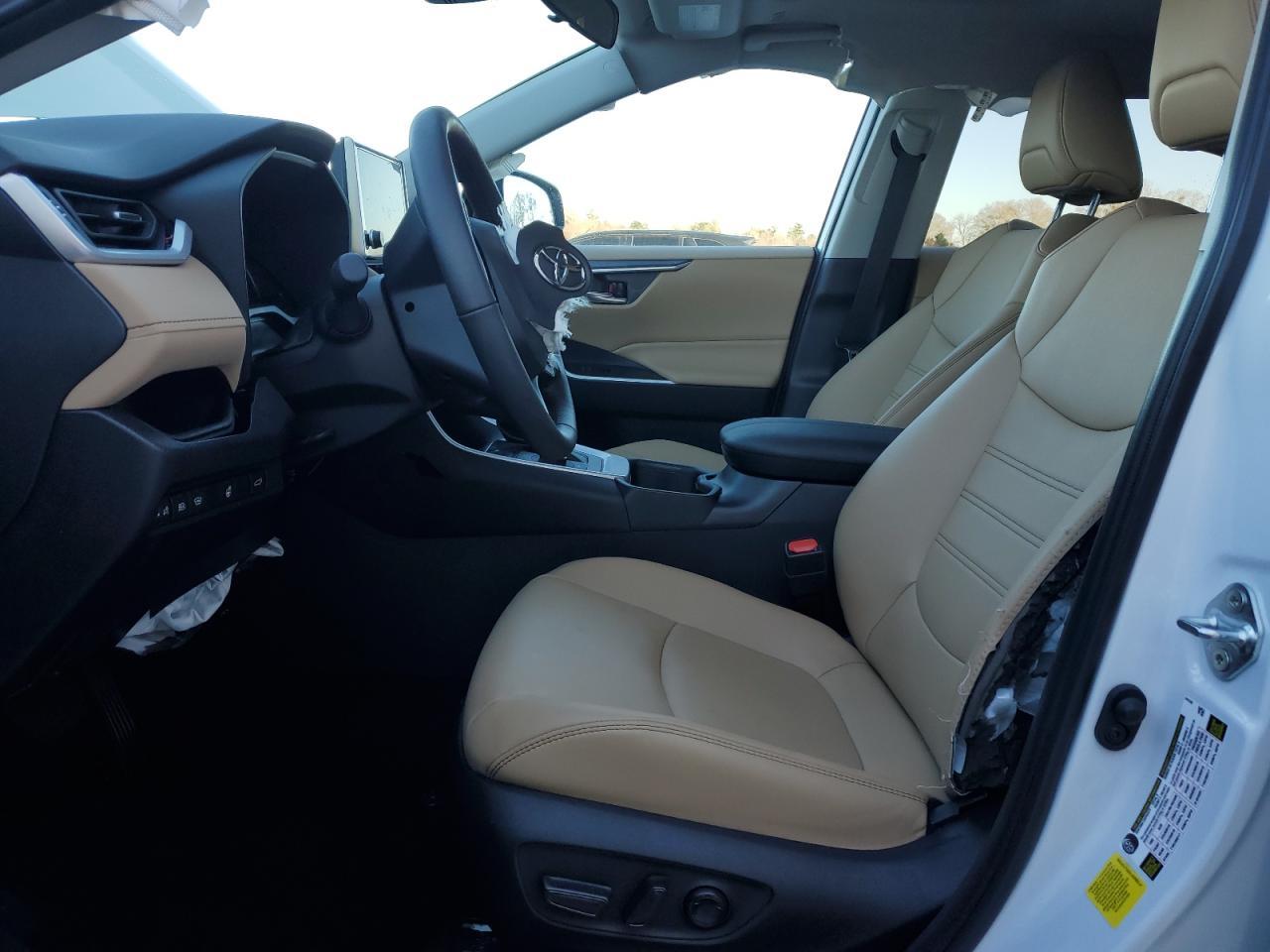 2024 TOYOTA RAV4 XLE P - Фото 7
