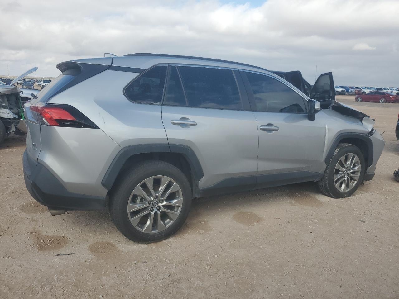 2019 TOYOTA RAV4 XLE P - Фото 3