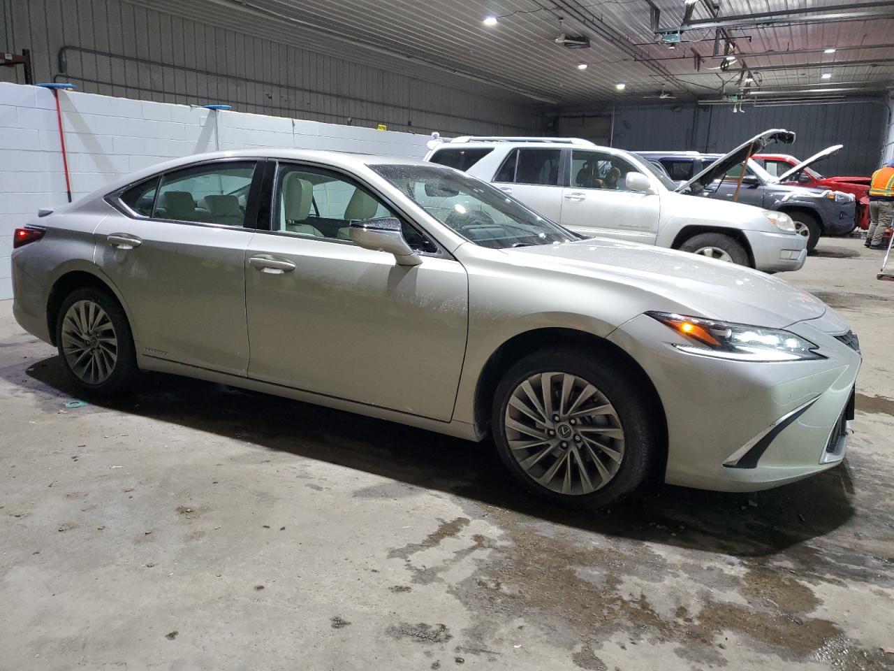 2022 LEXUS ES 300H BA - Image 4