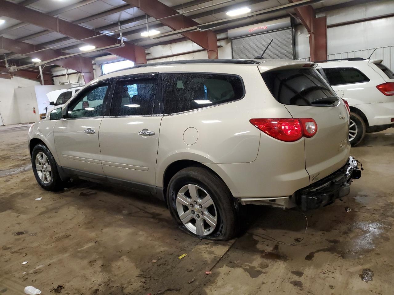 2011 CHEVROLET TRAVERSE L - Image 2