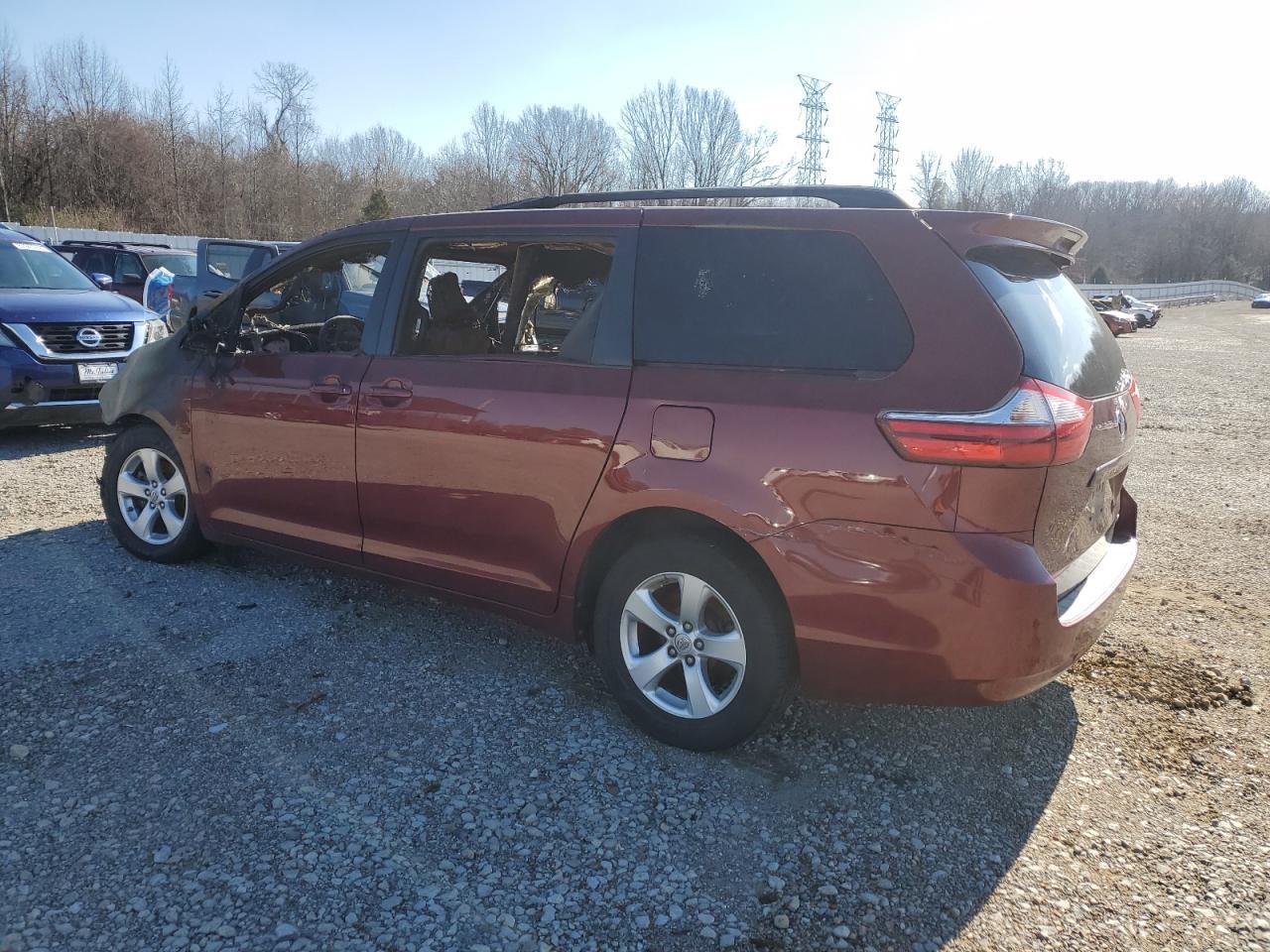 2015 TOYOTA SIENNA LE - Фото 2