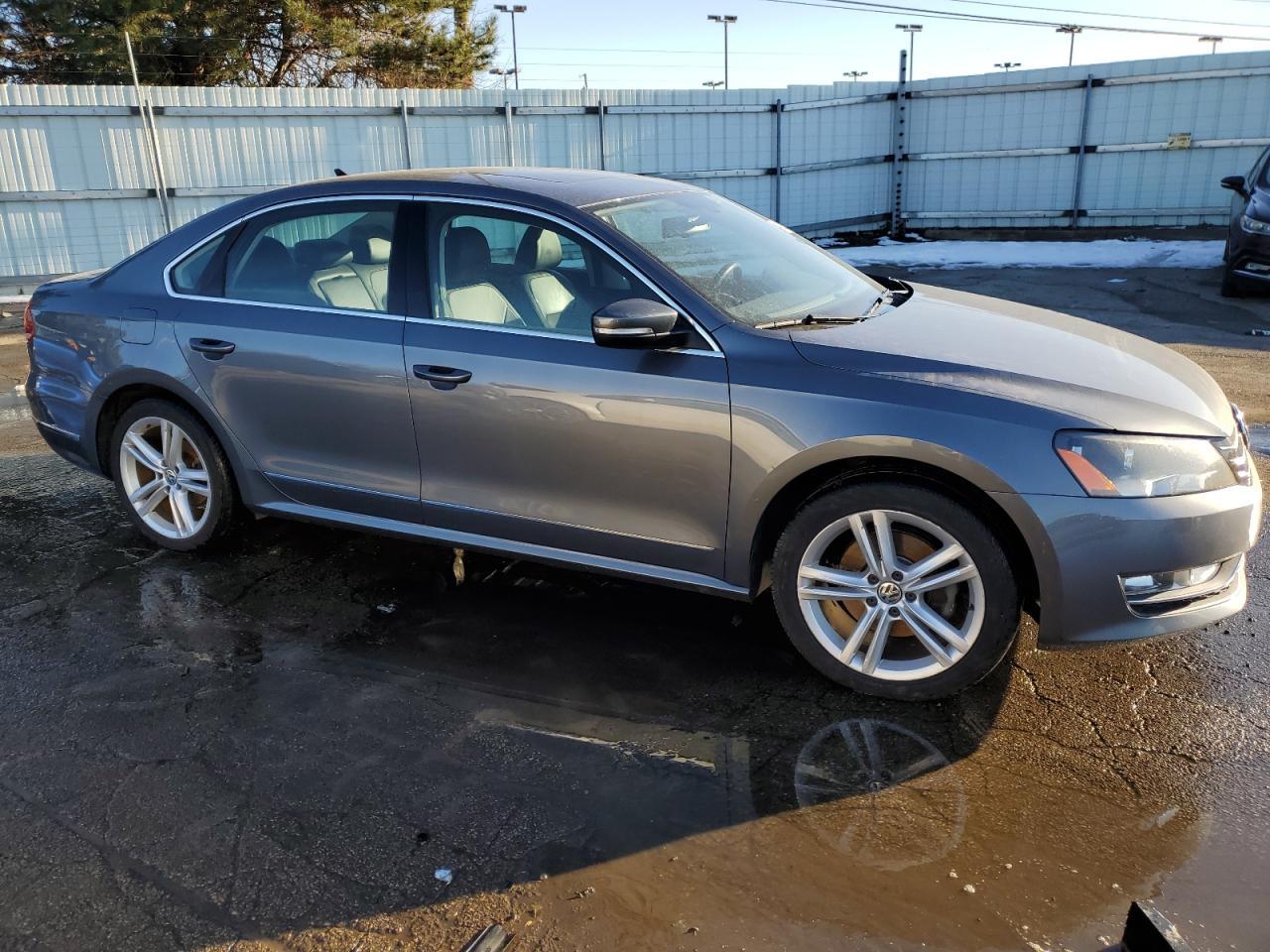 2013 VOLKSWAGEN PASSAT SEL - Image 4