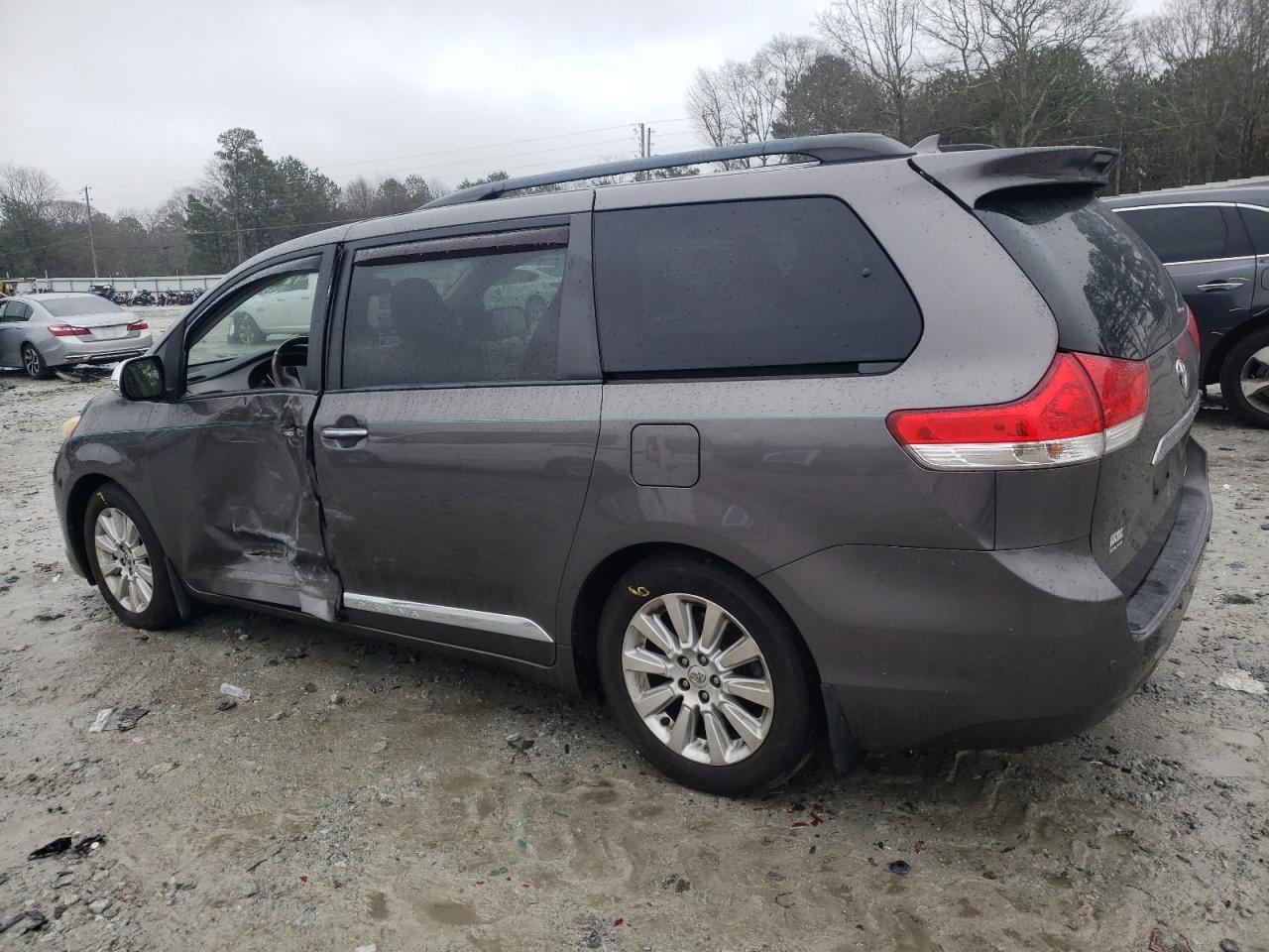 2013 TOYOTA SIENNA XLE - Фото 2