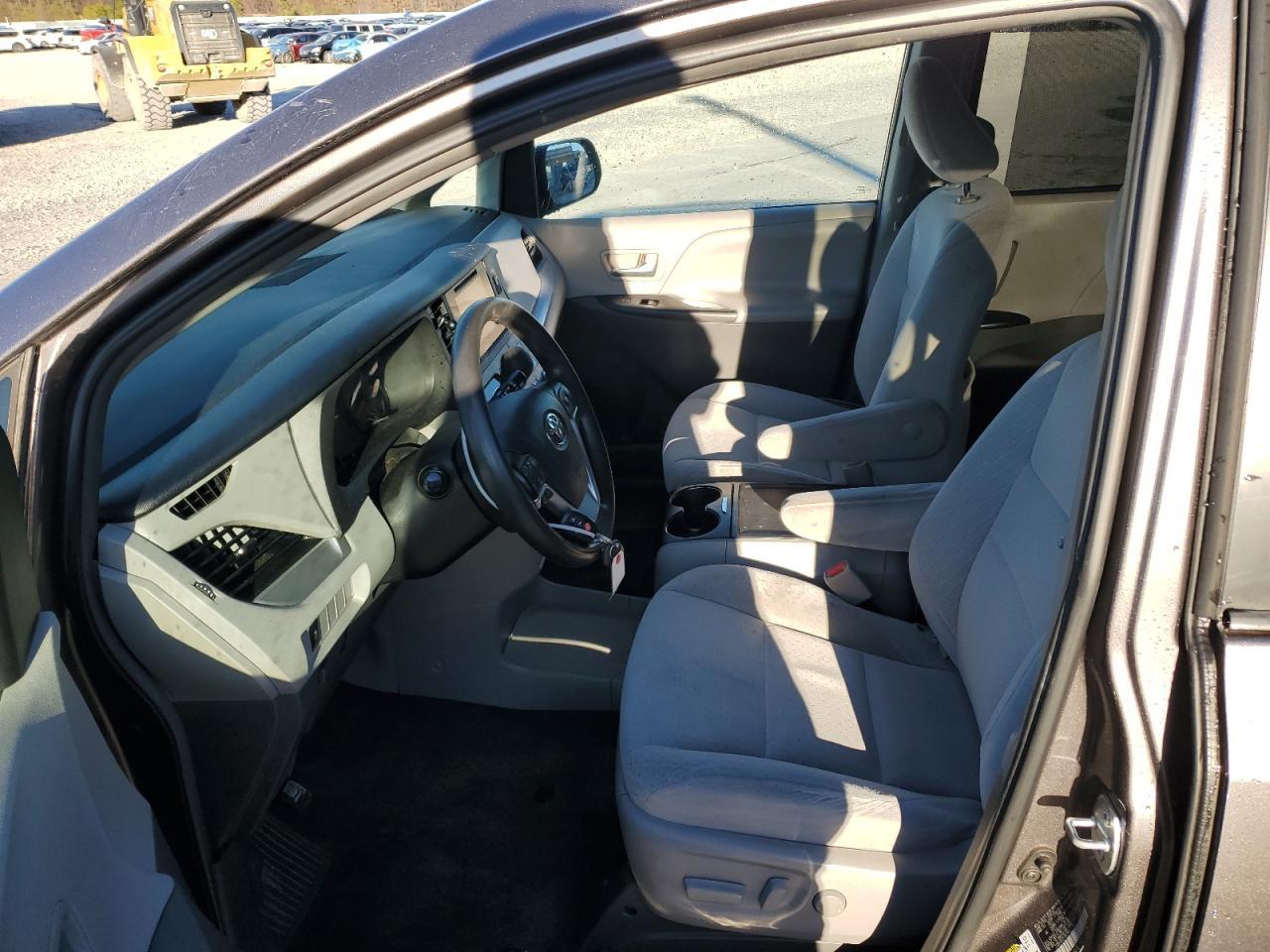 2015 TOYOTA SIENNA LE - Фото 7