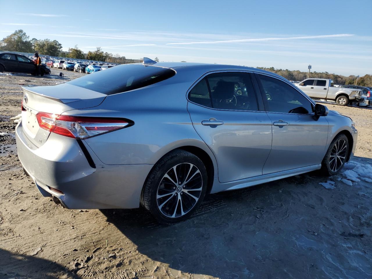 2020 TOYOTA CAMRY SE - Фото 3