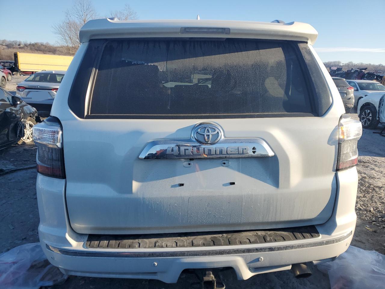 2018 TOYOTA 4RUNNER SR - Image 6