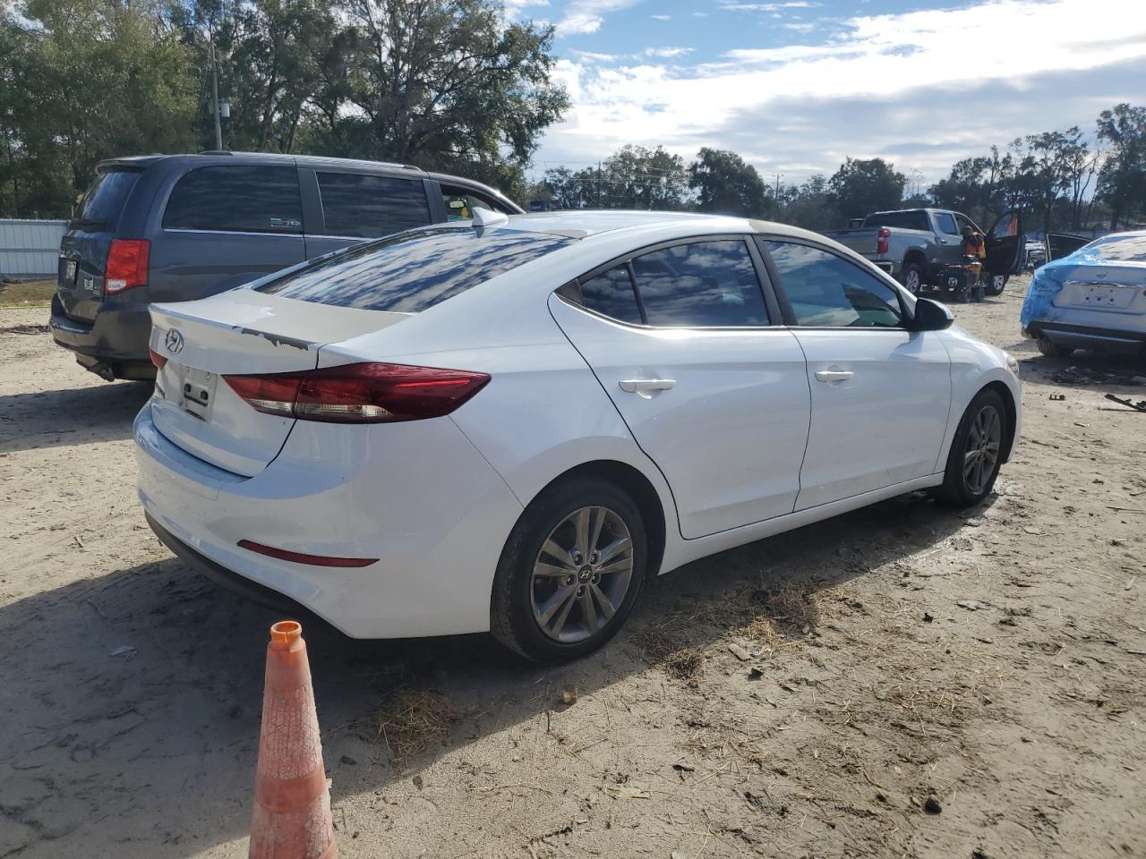 2018 HYUNDAI ELANTRA SE - Фото 3