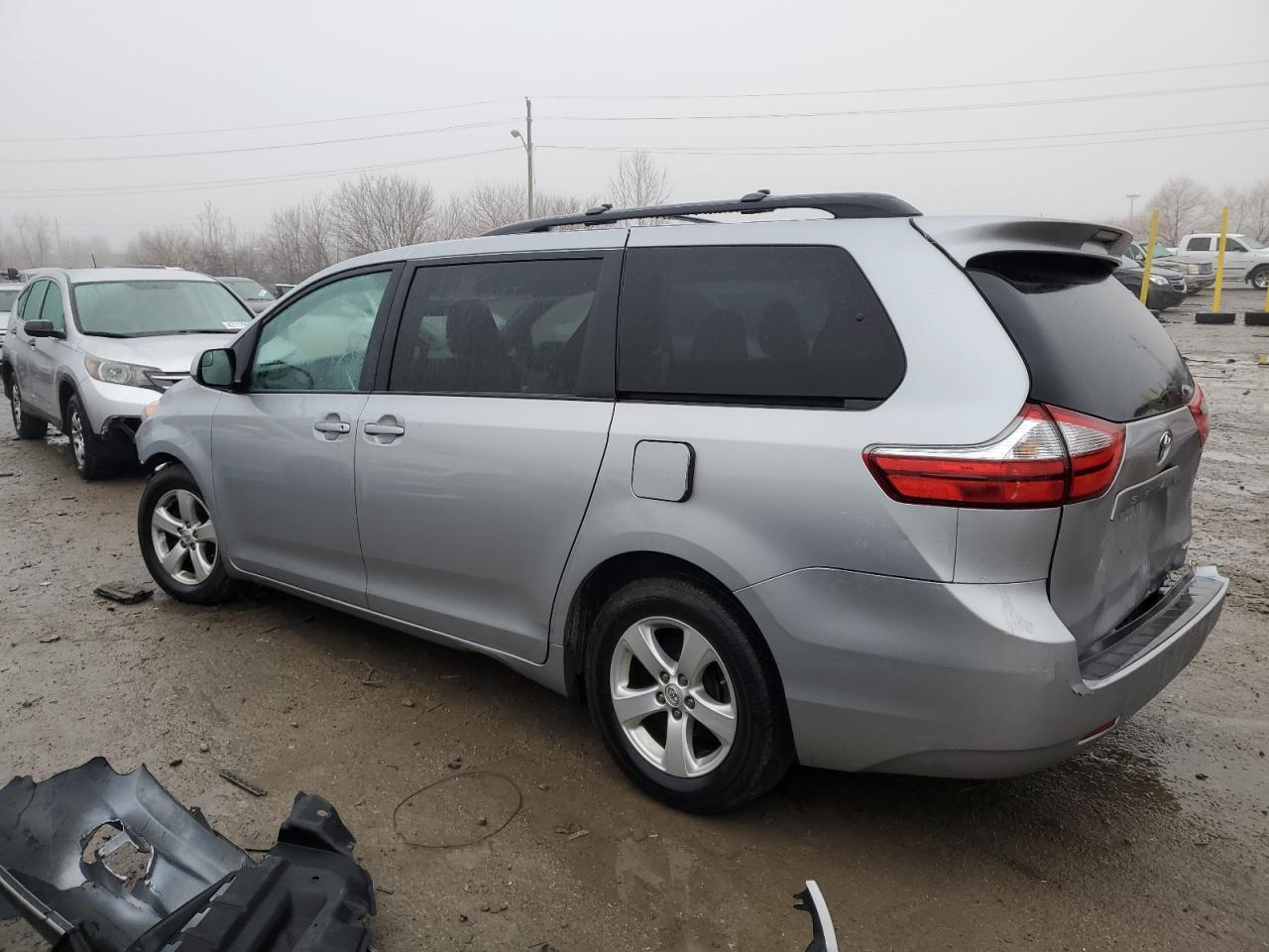 2015 TOYOTA SIENNA LE - Фото 2