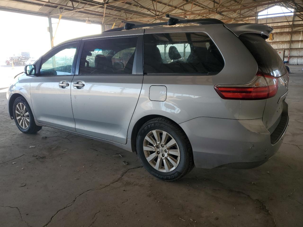 2015 TOYOTA SIENNA XLE - Image 2