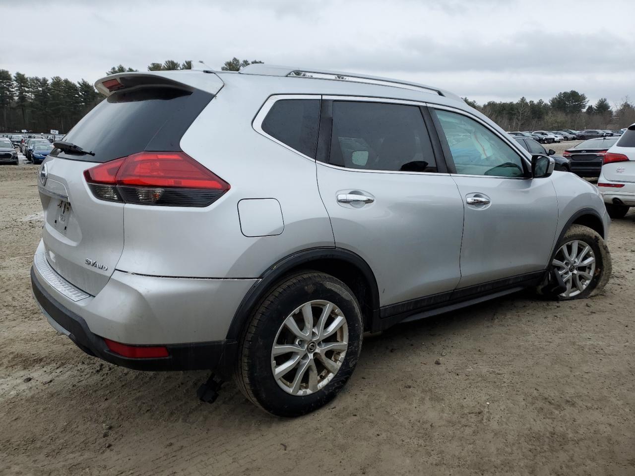 2017 NISSAN ROGUE SV - Фото 3