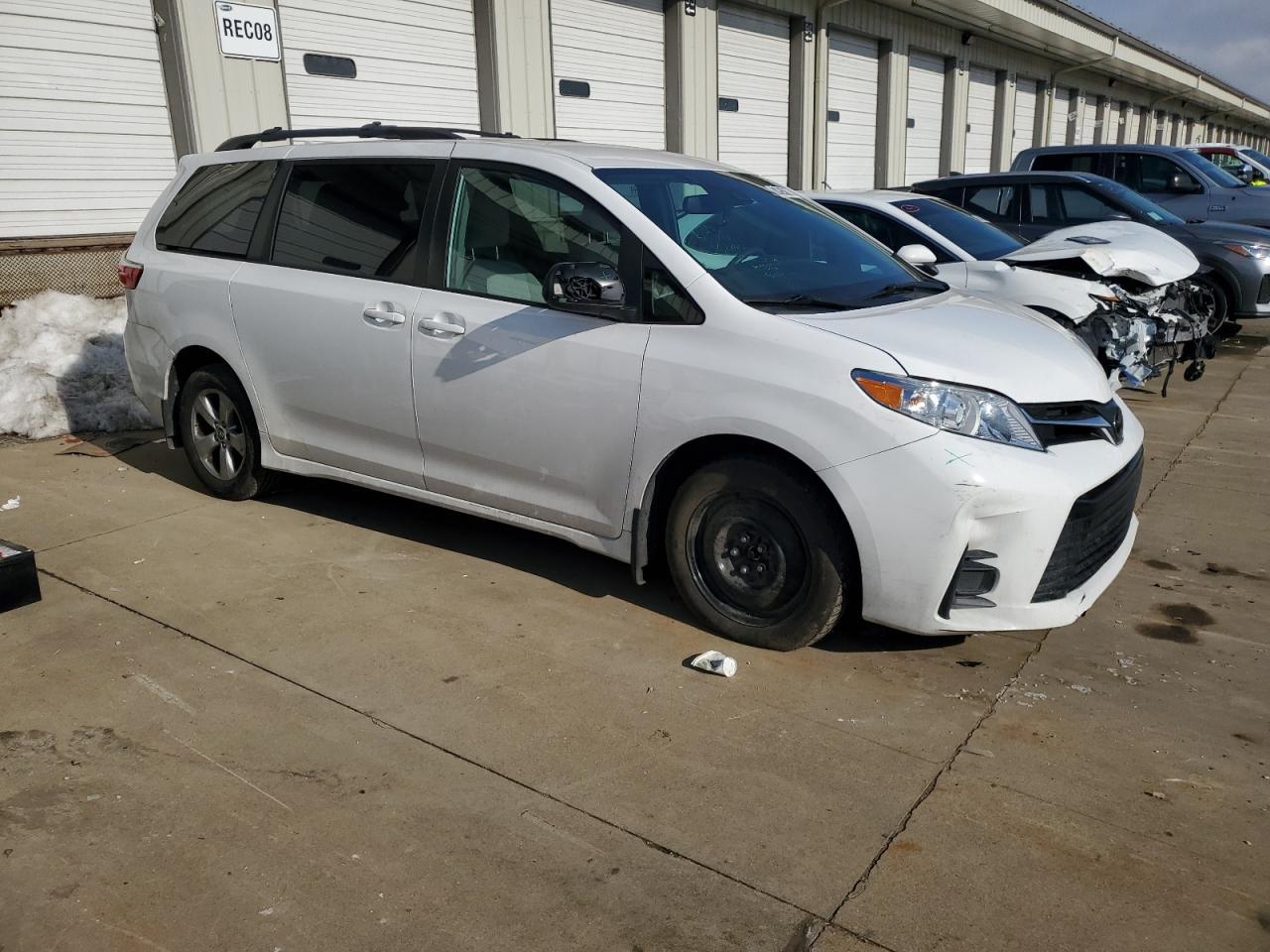 2019 TOYOTA SIENNA LE - Фото 4