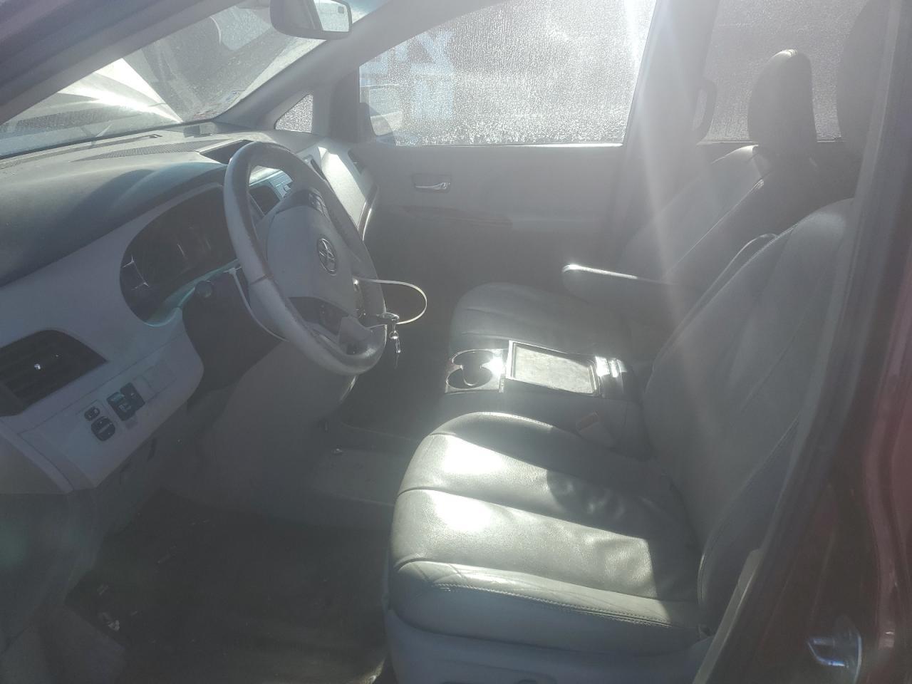 2013 TOYOTA SIENNA XLE - Image 7