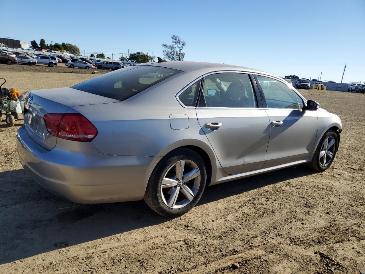 2013 VOLKSWAGEN PASSAT SE - Image 3