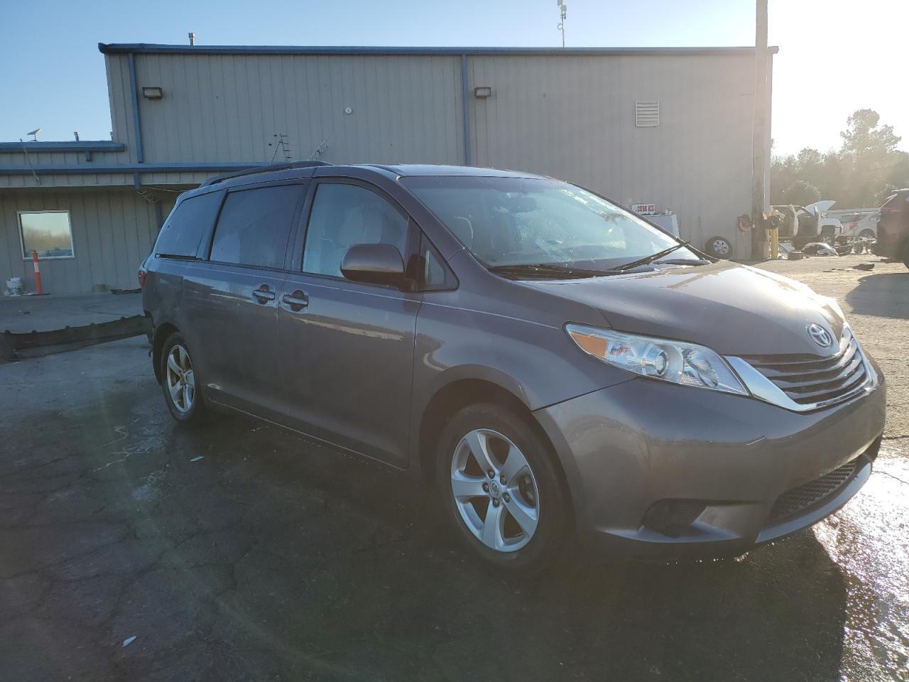 2015 TOYOTA SIENNA LE - Фото 4