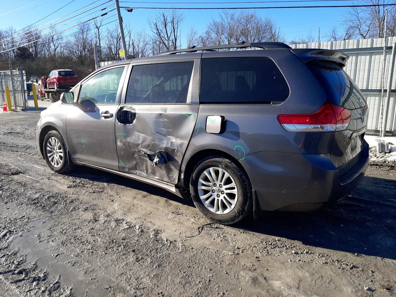 2011 TOYOTA SIENNA XLE - Image 2