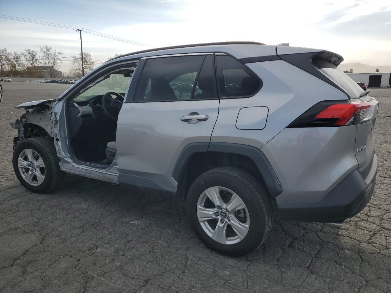 2020 TOYOTA RAV4 XLE - Фото 2
