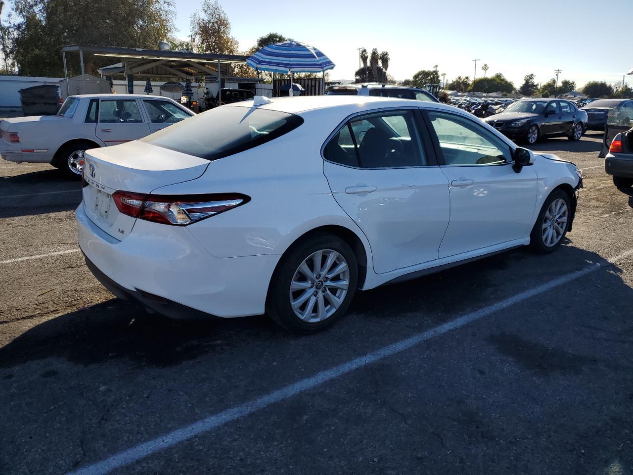 2020 TOYOTA CAMRY LE - Фото 3