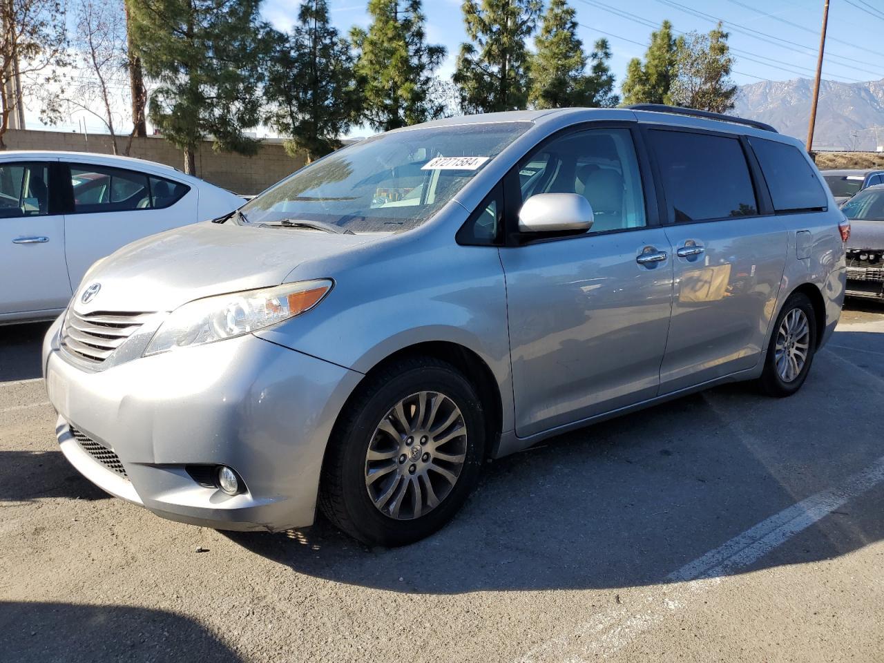 2015 TOYOTA SIENNA XLE