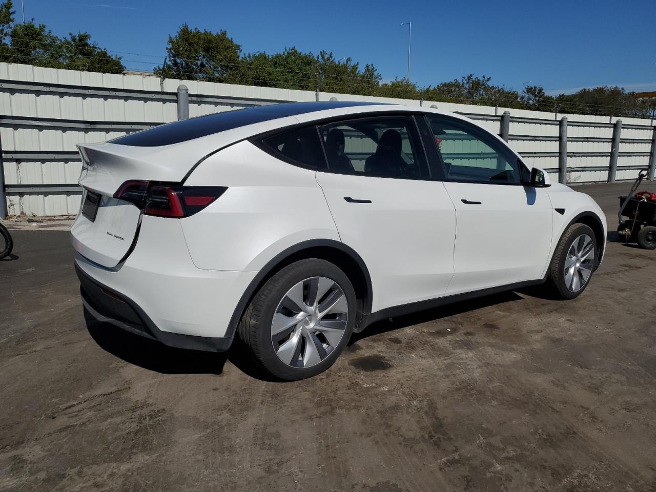 2024 TESLA MODEL Y - Image 3
