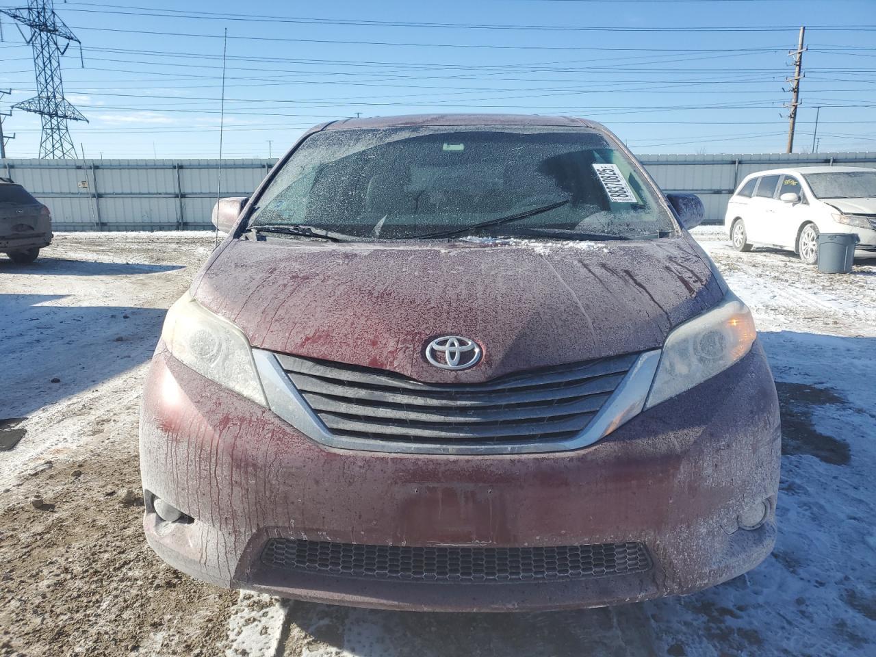 2013 TOYOTA SIENNA XLE - Image 5